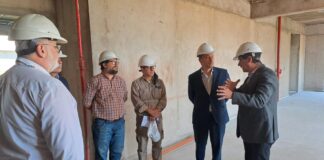 JUNTO AL VICERRECTOR DE LA UNNE Y AL DECANO DE FADyCC El titular de la SPU, recorrió la obra del futuro edificio de la Facultad de Artes de la UNNE