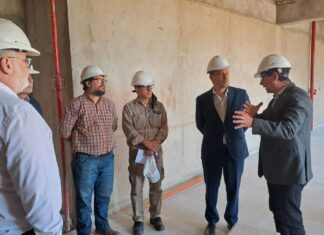 JUNTO AL VICERRECTOR DE LA UNNE Y AL DECANO DE FADyCC El titular de la SPU, recorrió la obra del futuro edificio de la Facultad de Artes de la UNNE