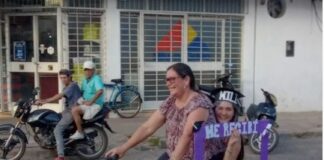 GRADUADA EN LA UNNE Y UN FESTEJO VIRAL Una caravana en bici, una meta cumplida y un mensaje de perseverancia para los estudiantes universitarios
