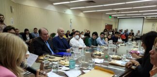 SOBRE ROSENDE PESAN DENUNCIAS POR VIOLENCIA Removieron al decano de la Facultad de Odontología por inconducta en el cumplimiento de sus funciones El Consejo Directivo de la Facultad de Odontología de la UNNE sesionó en la sala del Consejo Superior de la Universidad, en el edificio Rectorado, en Corrientes.