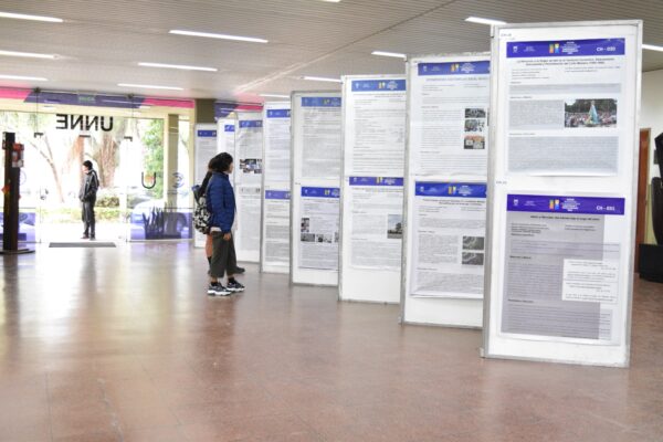 En el hall de la Facultad de Ciencias Económicas se exhiben algunos posters. 