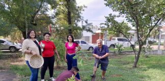 COMPROMISO AMBIENTAL Derecho: plantan árboles en el inicio del ciclo lectivo en la extensión áulica de Castelli
