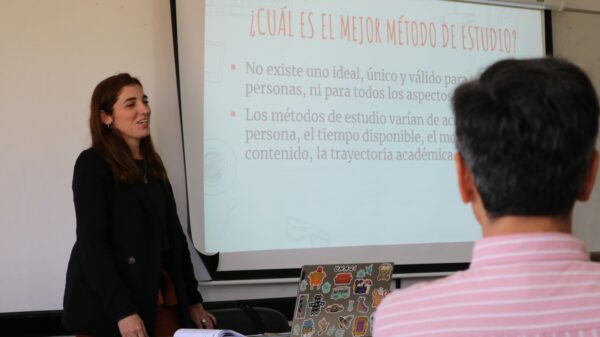 Lic. Lorena Berardi, durante un taller sobre "estrategias de estudio" en la Facultad.