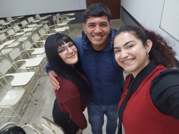 La tutora Melisa Sánchez (derecha), junto a sus pares estudiantes.