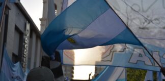 CHACO-CORRIENTES Con un abrazo simbólico al Rectorado de la UNNE y la lectura del documento, terminó la segunda marcha universitaria