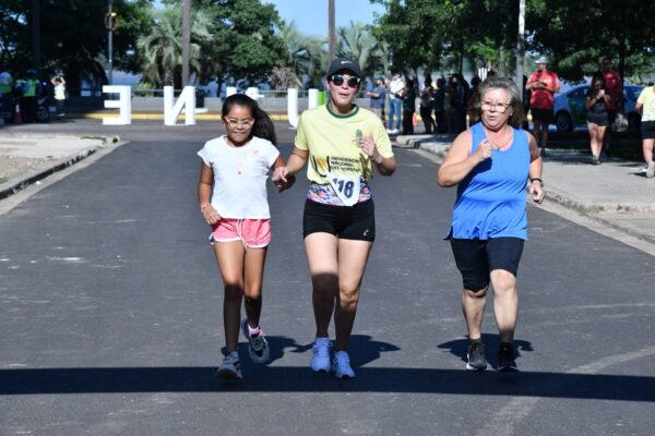 Integrantes de la familia UNNE y de toda la comunidad participaron de la carrera.