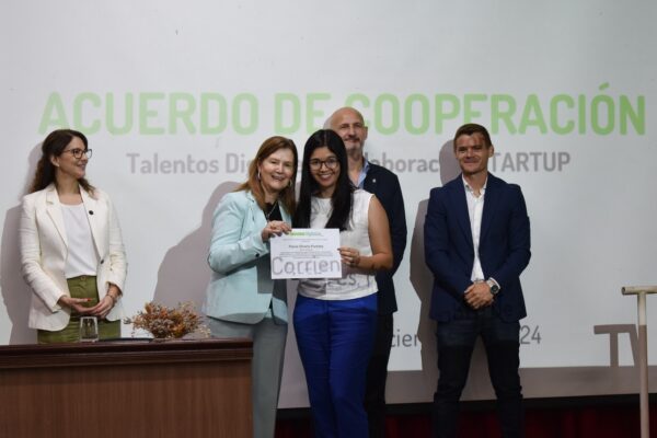 La decana de FaCENA, Viviana Godoy Guglielmone y el secretario de Relaciones Interinstitucionales de la UNNE, Sebastián Salobayen participaron del acto de cierre de la edición 2024. 