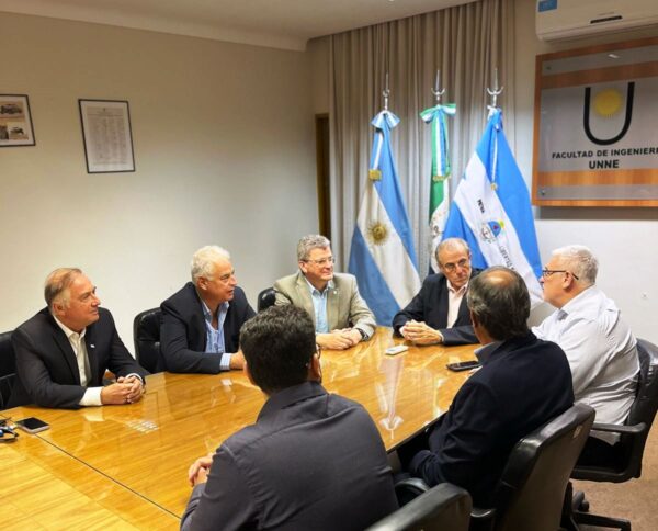 De la reunión celebrada en abril pasado, participaron el Vicerrector de la UNNE, José Basterra, el Decano de la Facultad de Ingeniería, Mario Eduardo De Bortoli, el presidente del Comité Organizador del CAMSIG y profesor de la Facultad, Dante Bosch y la profesora Jirina Tirner, integrante del Comité Organizador y Científico; quienes recibieron al Ministro de Infraestructura del Chaco, Hugo Domínguez, al diputado provincial Carlos Salom y al subsecretario de Coordinación del Ministerio de la Producción chaqueño, Orlando Morán.