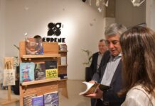 DEL 9 AL 18 DE JULIO Con su editorial, radio y propuestas culturales, la UNNE dice presente en la 15º Feria del Libro de Corrientes El rector de la UNNE, Omar Larroza participó de la inauguración de la 15º Feria del Libro de Corrientes, y pasó por el stand de Eudene.