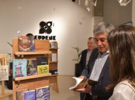 Con su editorial, radio y propuestas culturales, la UNNE dice presente en la 15º Feria del Libro de Corrientes El rector de la UNNE, Omar Larroza participó de la inauguración de la 15º Feria del Libro de Corrientes, y pasó por el stand de Eudene.