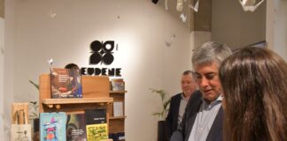 DEL 9 AL 18 DE JULIO Con su editorial, radio y propuestas culturales, la UNNE dice presente en la 15º Feria del Libro de Corrientes El rector de la UNNE, Omar Larroza participó de la inauguración de la 15º Feria del Libro de Corrientes, y pasó por el stand de Eudene.