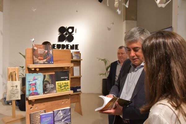 El rector de la UNNE, Omar Larroza participó de la inauguración de la 15º Feria del Libro de Corrientes, y pasó por el stand de Eudene.