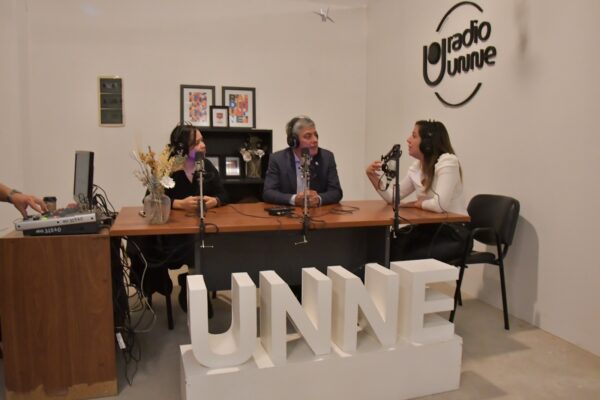 Radio UNNE transmite en vivo desde la Feria del Libro de Ctes. En la jornada inaugural, entrevistaron al rector, Omar Larroza.