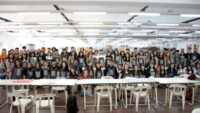 Estudiantes de Diseño Industrial crearon sus propios delantales de trabajo con insumos locales