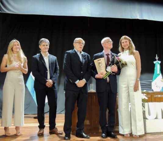 Ciencias Económicas: graduación de 59 egresados, homenaje a malvinense y afirmación institucional