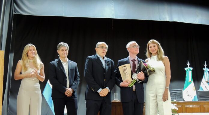 Ciencias Económicas: graduación de 59 egresados, homenaje a malvinense y afirmación institucional