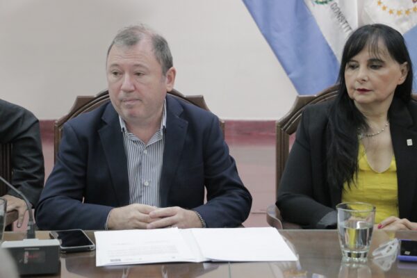 El coordinador de la comisión en representación de la secretaría gral. de Legal y Técnica de la UNNE, Fabrizio Sartori y la titular de dicha secretaría, Mgter. Margarita Correa de Payes.