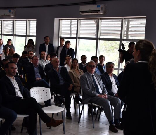 Con la UNNE como actor del desarrollo tecnológico, el gobierno de Corrientes firmó un acuerdo con Amazon