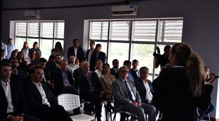 Con la UNNE como actor del desarrollo tecnológico, el gobierno de Corrientes firmó un acuerdo con Amazon