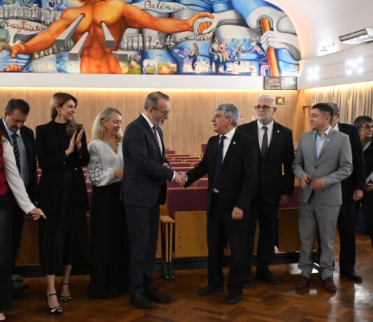 El Embajador de Ucrania en la UNNE: intercambios académicos y culturales, tierras raras y memoria histórica