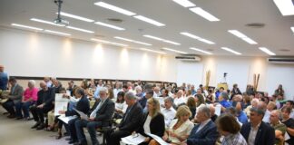 RECONOCIMIENTO INSTITUCIONAL Homenajes en el acto por el 65 aniversario de la Facultad de Ingeniería