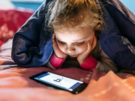 Becaria de Medicina estudia el daño visual que las pantallas provocan en los niños