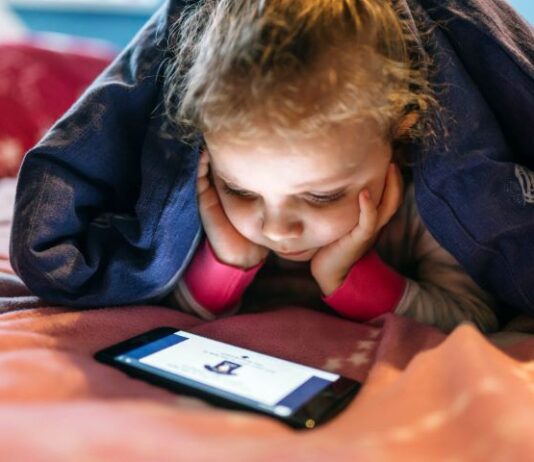 Becaria de Medicina estudia el daño visual que las pantallas provocan en los niños