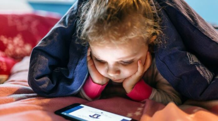 Becaria de Medicina estudia el daño visual que las pantallas provocan en los niños