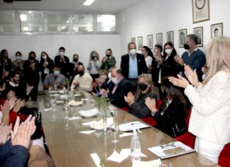 Recambio de Autoridades El Prof. Dr. Roque Oscar Rosende fue electo como Decano por unanimidad en la Facultad de Odontología