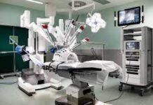 ALBERT JÁUREGUI, CIRUJANO DEL HOSPITAL QUE UTILIZA ROBOTS PARA REALIZAR TRASPLANTES «El robot nos sorprendió, no esperábamos una recuperación tan rápida del paciente»