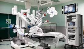 ALBERT JÁUREGUI, CIRUJANO DEL HOSPITAL QUE UTILIZA ROBOTS PARA REALIZAR TRASPLANTES «El robot nos sorprendió, no esperábamos una recuperación tan rápida del paciente»