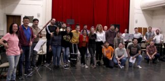 PROPUESTA DE LA UNNE EN LA FERIA DEL LIBRO DE CORRIENTES Textos Polifónicos: un evento inédito que mezcla música, literatura y danza Ensayo de Textos Polifónicos. foto de Natalia Vega