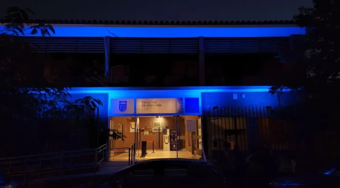 La Facultad de Medicina se iluminó de azul en adhesión a este importante Día 31 de marzo Día Mundial del Cáncer de Colon