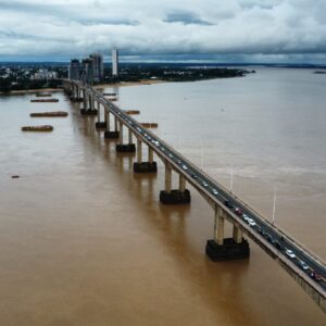 marcha cruzando el puente