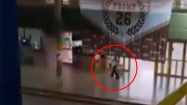 El pasado 30 de marzo, en la Escuela N° 40 “Mariano Moreno” de San Cristóbal, un adolescente de 15 años entró al colegio armado, disparó, hirió a varios compañeros y asesinó a otro de 13 años.